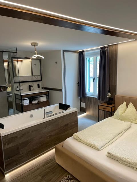 Bed, Bathroom, Photo of the whole room, Bedroom, Bath, towels
