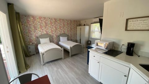 2 Min Walk To The Beach-all Renovated Studio #4 Apartment in Lauderdale-by-the-Sea