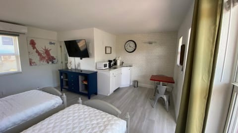 2 Min Walk To The Beach-all Renovated Studio #4 Apartment in Lauderdale-by-the-Sea