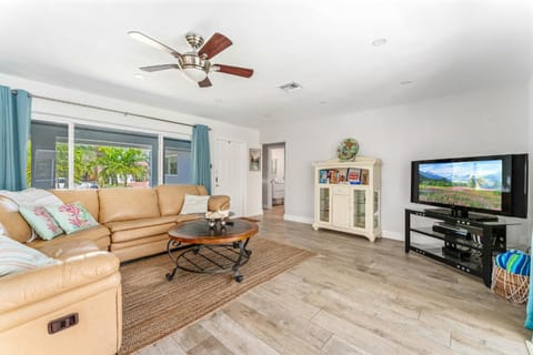 New Awesome 43, Few Min Walk From the Beach ! House in Lauderdale-by-the-Sea