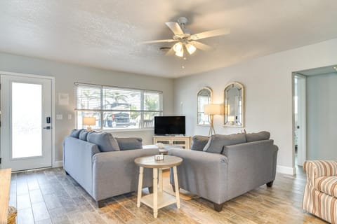 Pool, Swim Dock, Golf Cart! Ultimate Beach Retreat House in Indian Rocks Beach