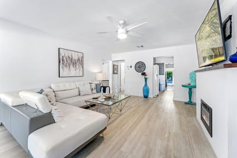 Wonderful 3br Steps To The Beach Wheated Pool House in Lauderdale-by-the-Sea