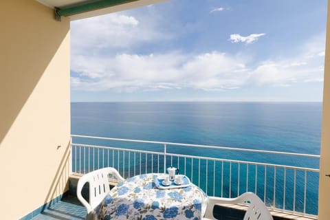 View (from property/room), Balcony/Terrace, Dining area, Sea view