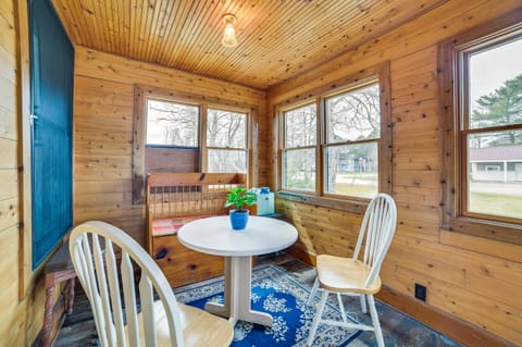 Snowmobiling Hub! Mackinaw City Home 3 Mi to Beach House in Mackinaw City