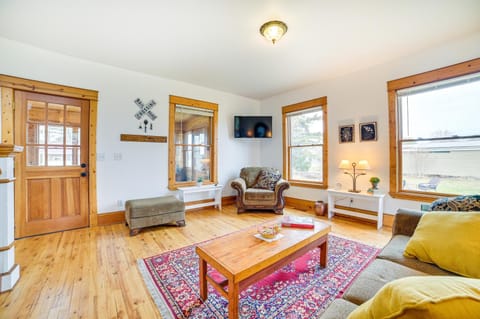 Snowmobiling Hub! Mackinaw City Home 3 Mi to Beach House in Mackinaw City