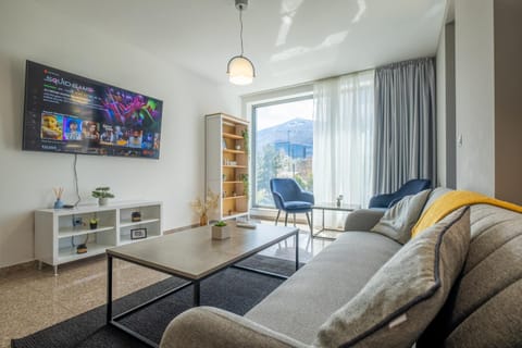 Communal lounge/ TV room, TV and multimedia, Living room, Seating area, Evening entertainment