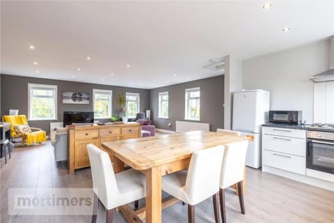 Kitchen or kitchenette, Dining area, oven