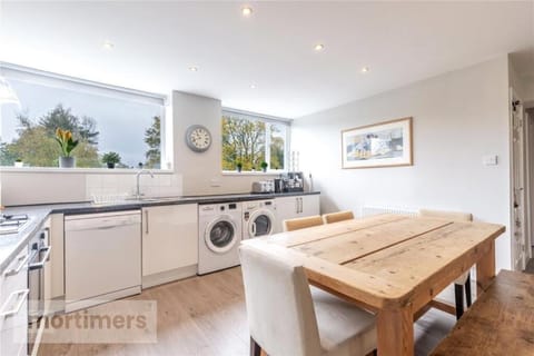 Kitchen or kitchenette, Dining area, washing machine, dryer