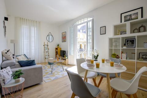 Living room, Seating area, Dining area