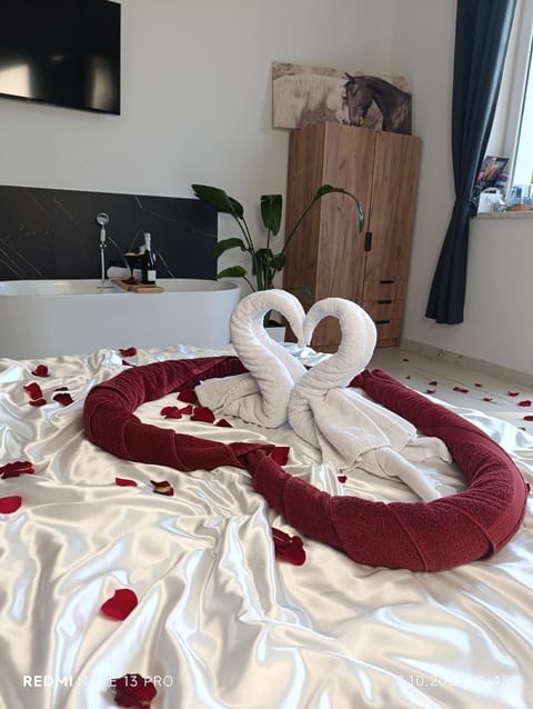 Bed, Photo of the whole room, Bedroom, towels