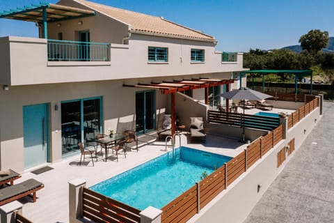 Property building, Balcony/Terrace, Pool view, Swimming pool, sunbed