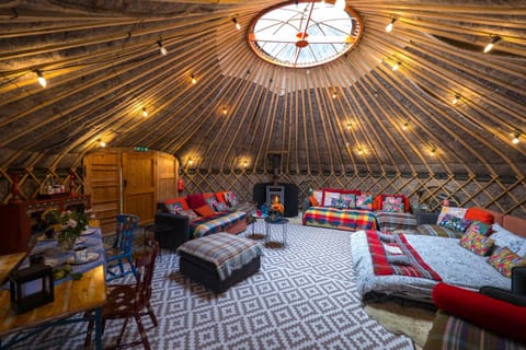 Giant Yurt Sleeping 8 with Spa, Catering, Walled Gardens, Nature Reserve, Free Parking Luxury tent in Scunthorpe