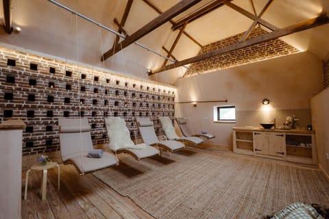 Giant Yurt Sleeping 8 with Spa, Catering, Walled Gardens, Nature Reserve, Free Parking Luxury tent in Scunthorpe