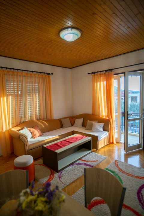 Living room, Photo of the whole room, Seating area