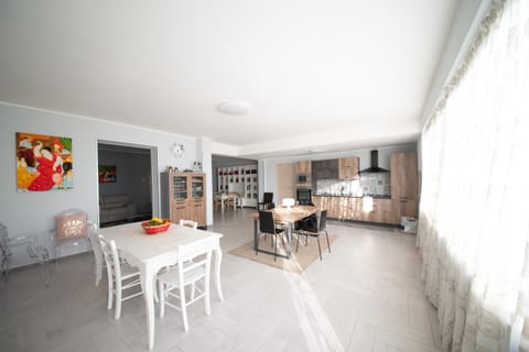 Kitchen or kitchenette, Living room, Dining area