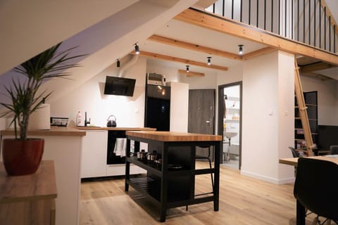 Kitchen or kitchenette, Dining area, minibar
