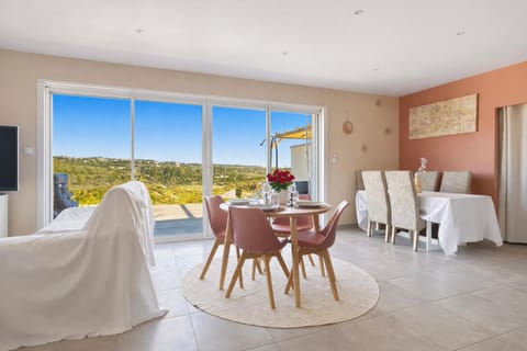 Natural landscape, TV and multimedia, Living room, Seating area, Dining area