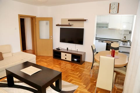 TV and multimedia, Kitchen or kitchenette, Living room, Seating area, Dining area, pet friendly, stove