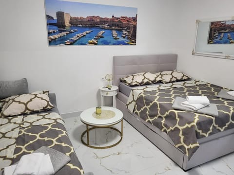 Bed, Photo of the whole room, towels