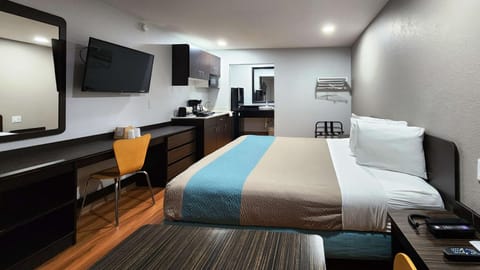 Bed, TV and multimedia, Kitchen or kitchenette, Bedroom, hair dresser, minibar