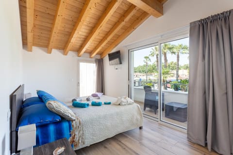 Bed, TV and multimedia, Photo of the whole room, Bedroom, towels