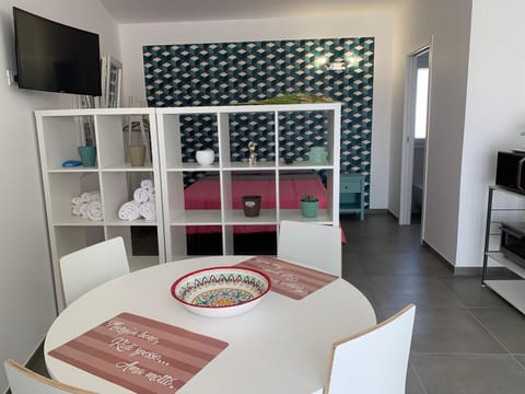 Communal lounge/ TV room, Bed, TV and multimedia, Bedroom, towels, wardrobe