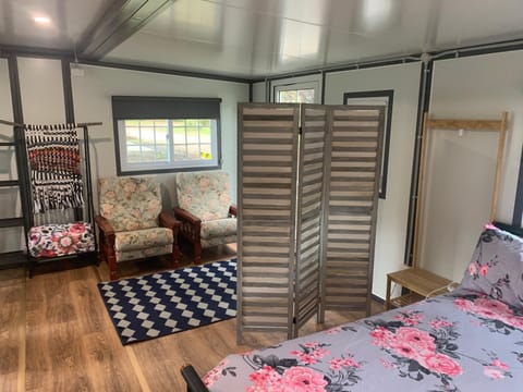 Bed, Photo of the whole room, Seating area
