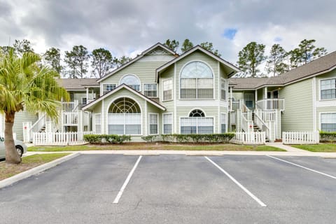 Condo with Pool Access and Patio 8 Mi to Disney! Apartment in Kissimmee