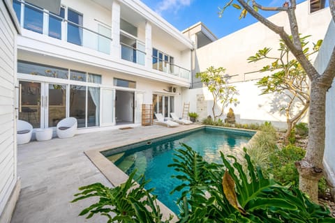 Property building, Day, Pool view, Swimming pool, sunbed