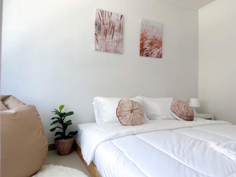 Bed, Living room