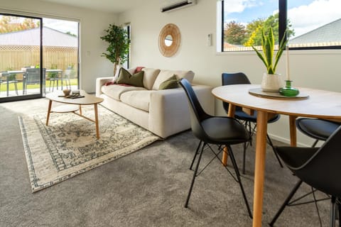 Patio, Garden, View (from property/room), Balcony/Terrace, Living room, Photo of the whole room, Decorative detail, Seating area, Dining area, air conditioner
