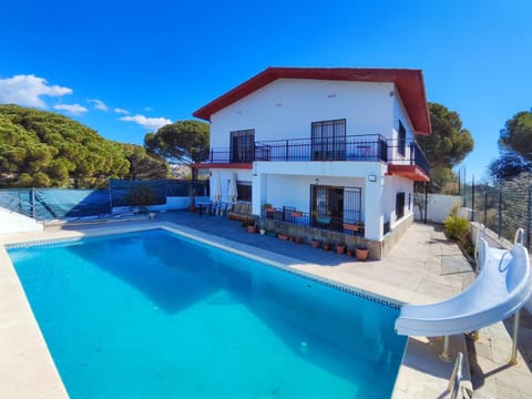 Property building, Patio, Natural landscape, Pool view, Swimming pool