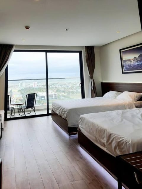 Bed, Natural landscape, Photo of the whole room, Bedroom