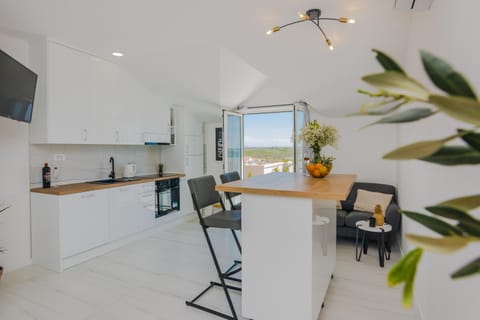 TV and multimedia, Kitchen or kitchenette, Dining area, pet friendly, stove