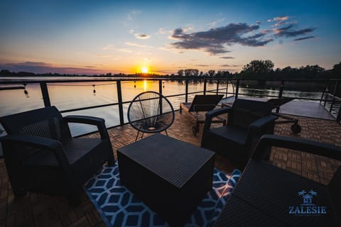 Natural landscape, Balcony/Terrace, Seating area, Lake view, Sunset