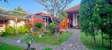 Tunjung guest house lovina beach Bed and Breakfast in Buleleng