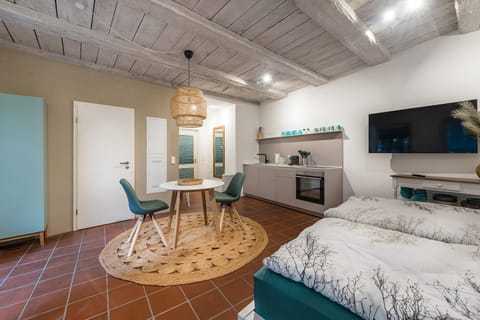 Bed, TV and multimedia, Kitchen or kitchenette, Photo of the whole room, Bedroom