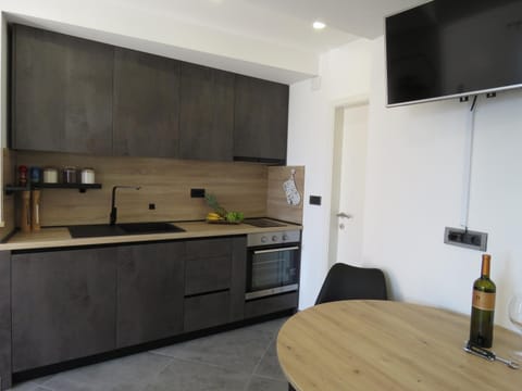 TV and multimedia, Coffee/tea facilities, Kitchen or kitchenette, Dining area, pet friendly, stove