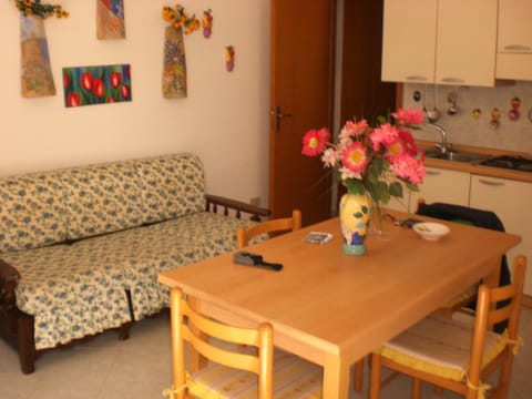 Kitchen or kitchenette, Seating area, Dining area