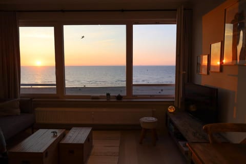 Natural landscape, Living room, Seating area, Dining area, Sea view, Sunset