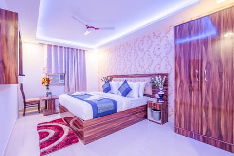 Bed, TV and multimedia, Living room, Photo of the whole room, Seating area, Bedroom, fireplace, wardrobe