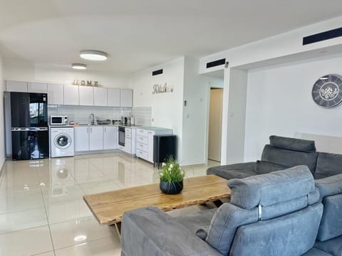TV and multimedia, Seating area, Dining area