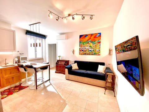 TV and multimedia, Kitchen or kitchenette, Living room, Seating area, Dining area