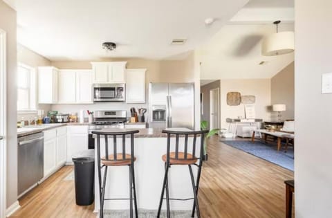 Kitchen or kitchenette, Dining area, dishwasher, minibar, oven, pet friendly, stove, toaster