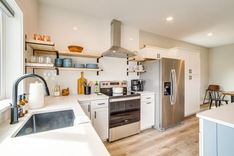 Charming Florence Home with Fire Pit and River Views! House in Oregon