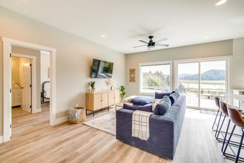 Charming Florence Home with Fire Pit and River Views! House in Oregon