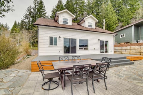 Charming Florence Home with Fire Pit and River Views! House in Oregon