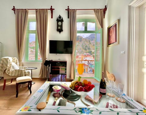 Living room, Food and drinks