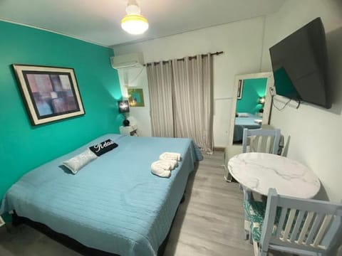 Property building, Bed, TV and multimedia, Photo of the whole room, Decorative detail, Guests, Drinks, children, young children, group of guests, Family, Facility for disabled guests, fireplace, furniture, internet, locker, air conditioner