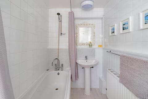 Shower, Toilet, Bathroom, Bath, towels